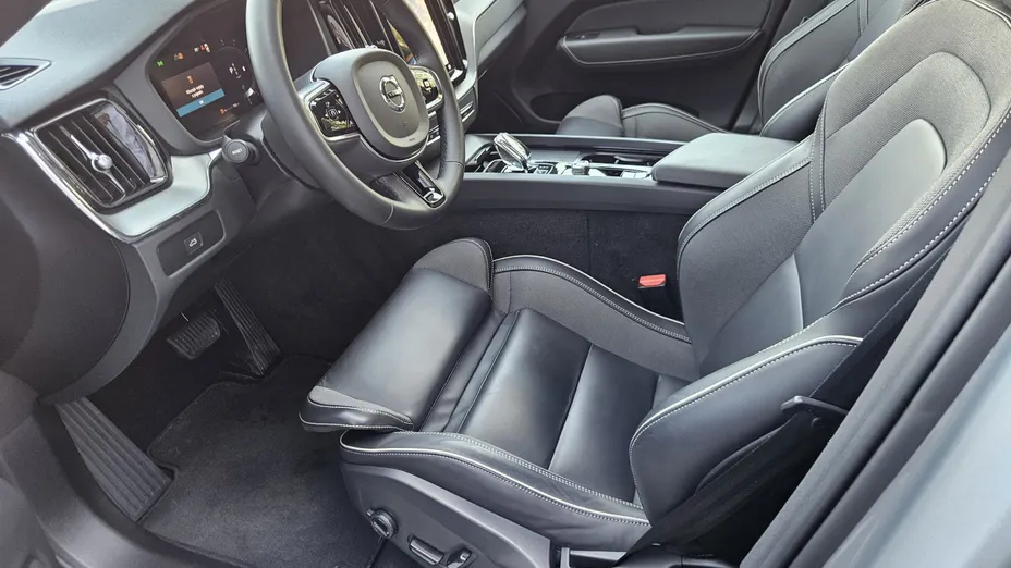 VOLVO XC60 XC60 B4 D AWD Plus Dark aut