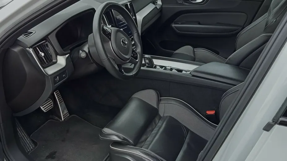 VOLVO XC60 XC60 B5 D AWD Plus Dark aut