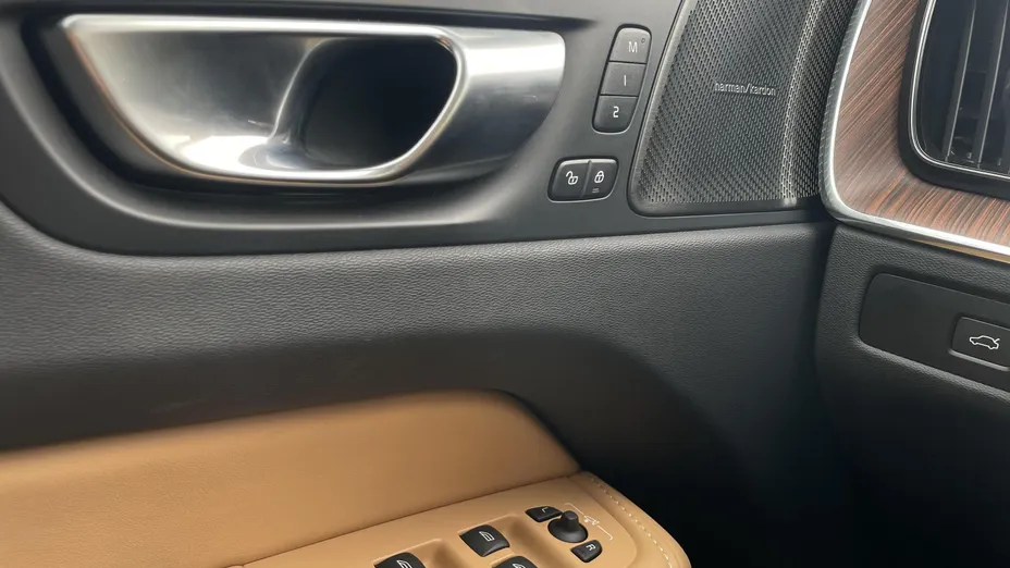 VOLVO XC60 XC60 B4 D AWD Ultimate Dark aut