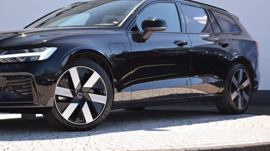 VOLVO V60 V60 T8 AWD Plug-In Hybrid Ultimate Dark aut