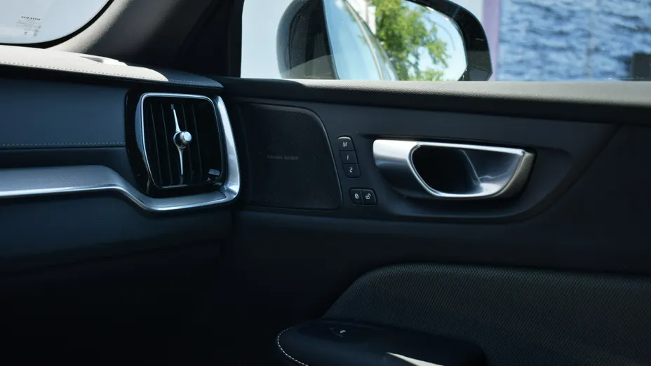 VOLVO V60 V60 T8 AWD Plug-In Hybrid Ultimate Dark aut