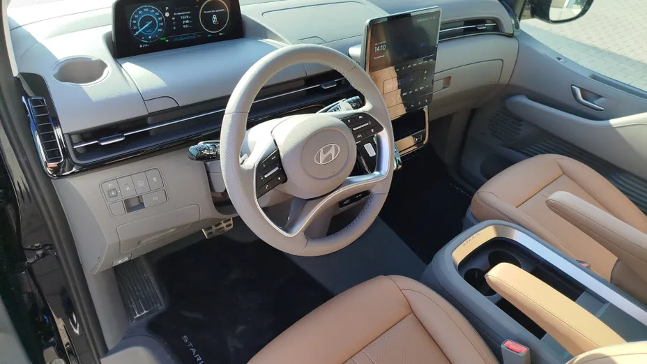 HYUNDAI Staria Staria 1.6 T-GDI HEV Luxury aut