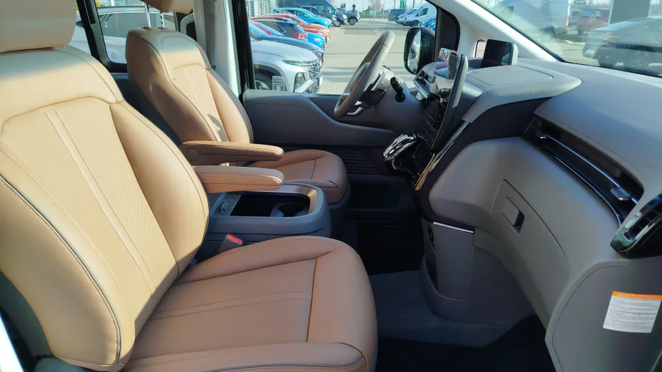 HYUNDAI Staria Staria 1.6 T-GDI HEV Luxury aut