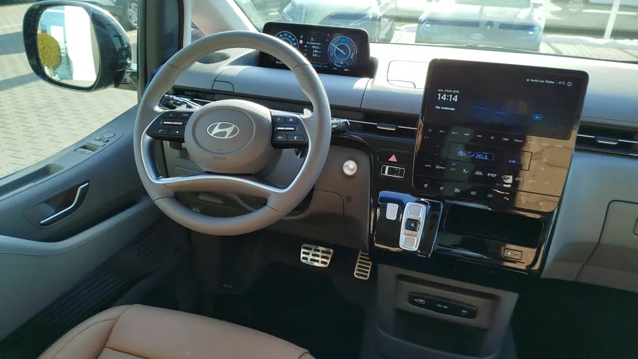 HYUNDAI Staria Staria 1.6 T-GDI HEV Luxury aut
