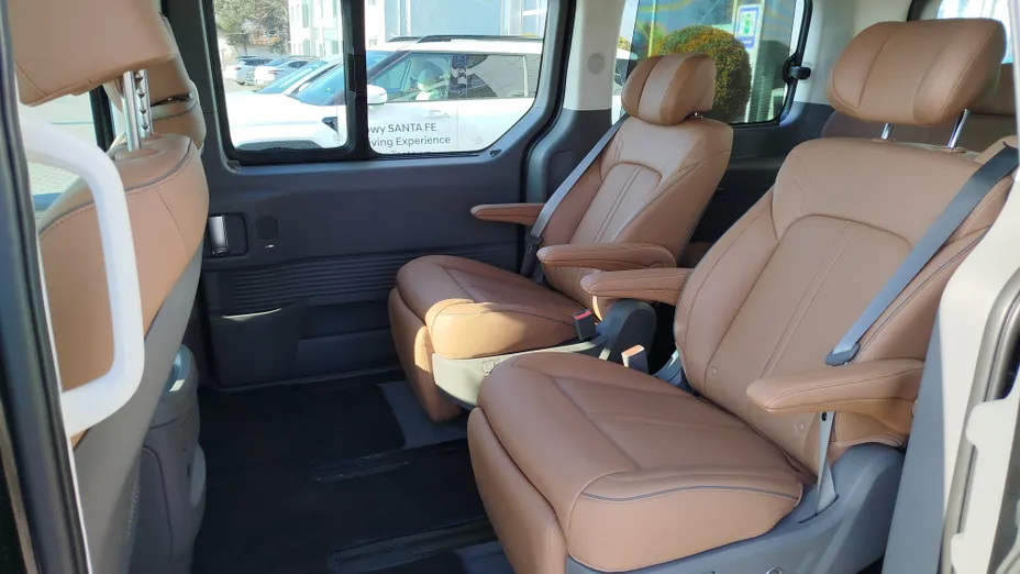 HYUNDAI Staria Staria 1.6 T-GDI HEV Luxury aut