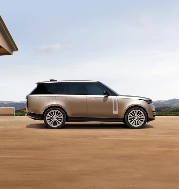samochód Land Rover na placu pod garażem