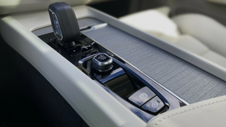 VOLVO XC60 XC60 T6 Plug-In Hybrid AWD Plus Dark aut