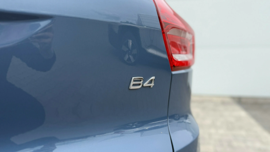 VOLVO XC40 XC40 B4 Plus Dark aut