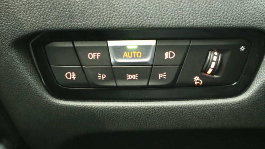 BMW Seria 3 318i Advantage aut