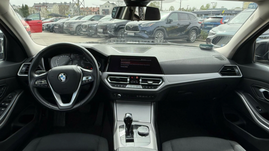 BMW Seria 3 318i Advantage aut