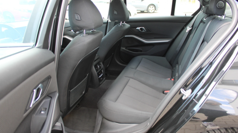 BMW Seria 3 318i Advantage aut