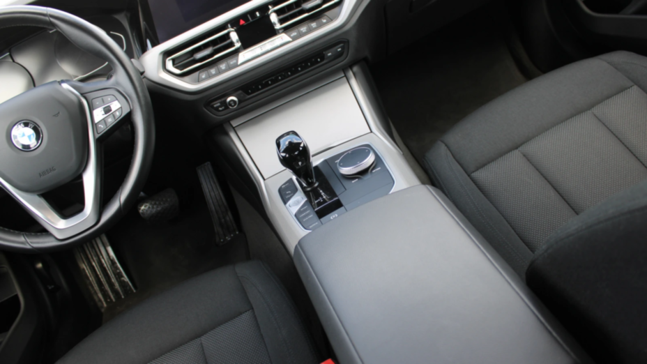 BMW Seria 3 318i Advantage aut