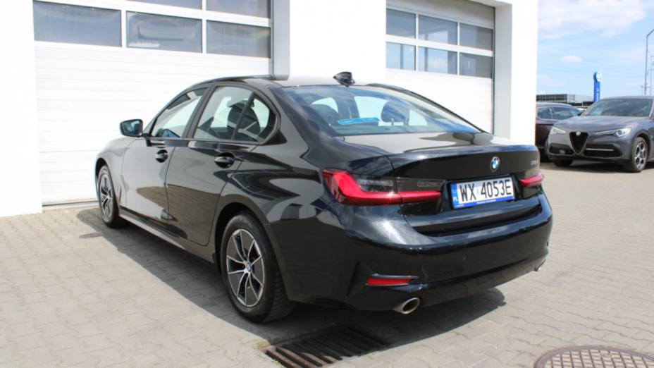 BMW Seria 3 318i Advantage aut