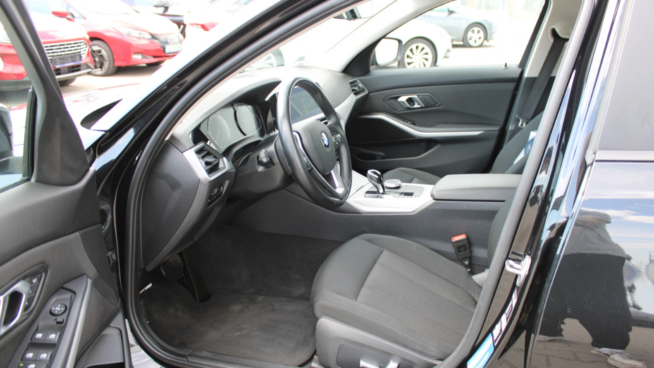 BMW Seria 3 318i Advantage aut