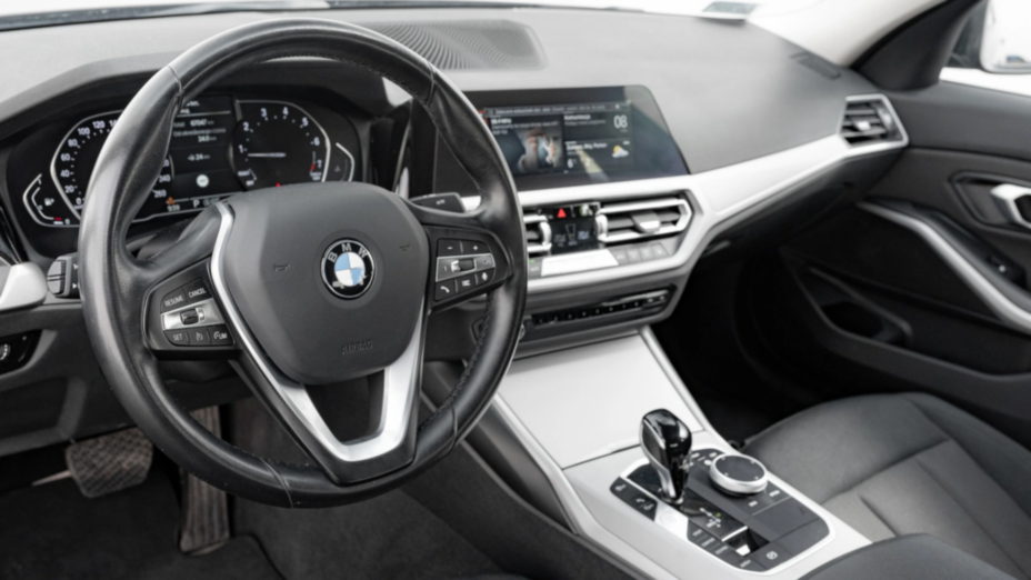BMW Seria 3 318i Advantage aut