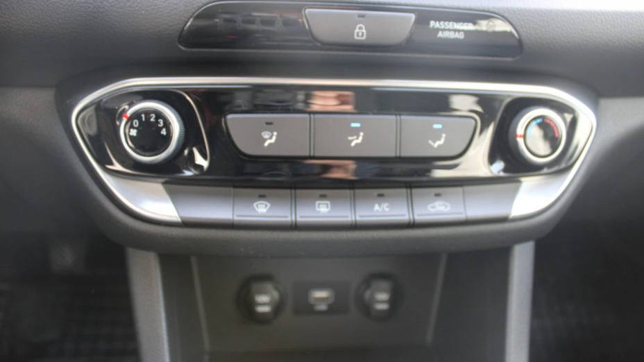 HYUNDAI i30 i30 1.5 DPI Classic +