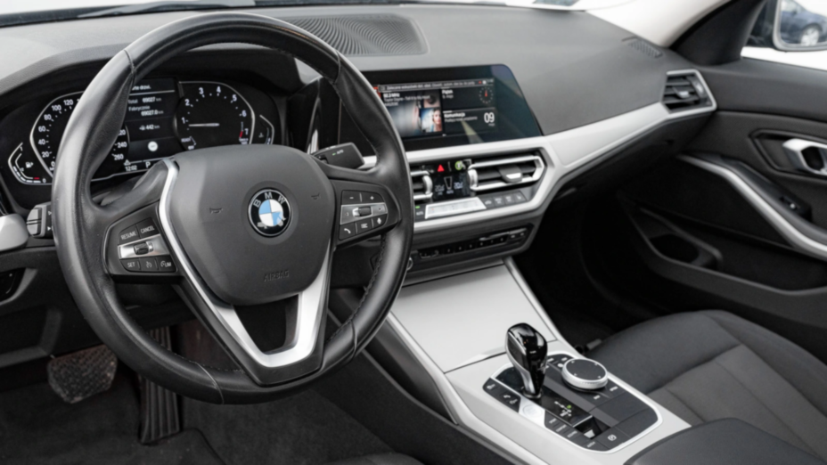 BMW Seria 3 318i Advantage aut
