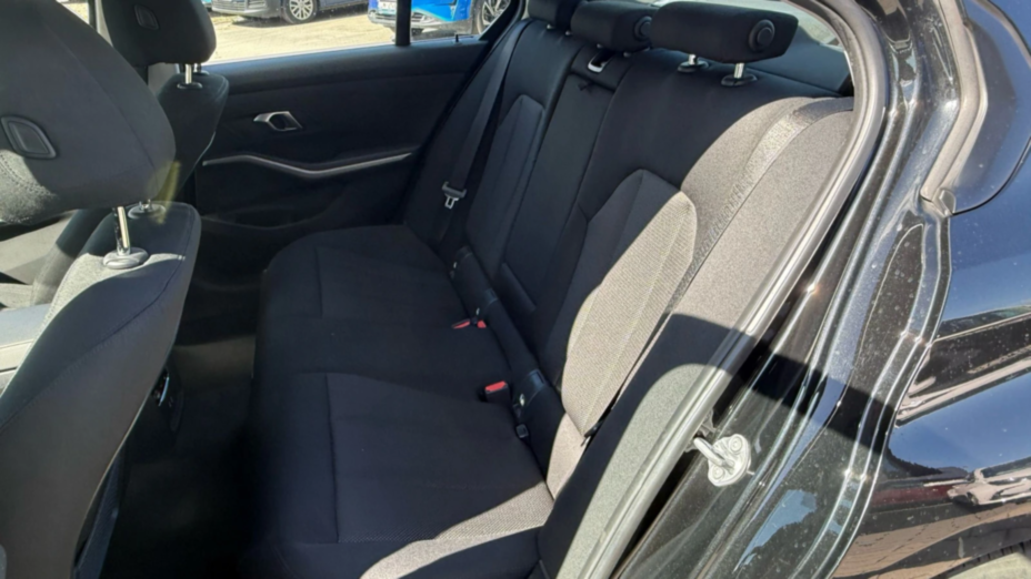 BMW Seria 3 318i Advantage aut