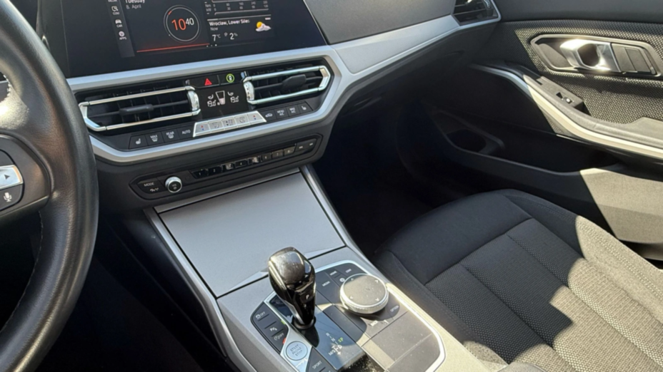 BMW Seria 3 318i Advantage aut