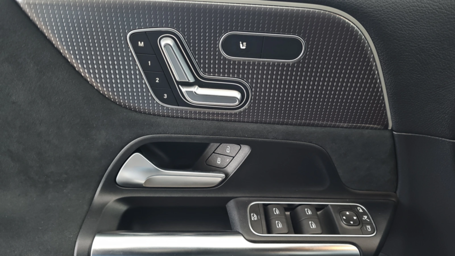 MERCEDES-BENZ EQA EQA 250 66.5kWh AMG Line