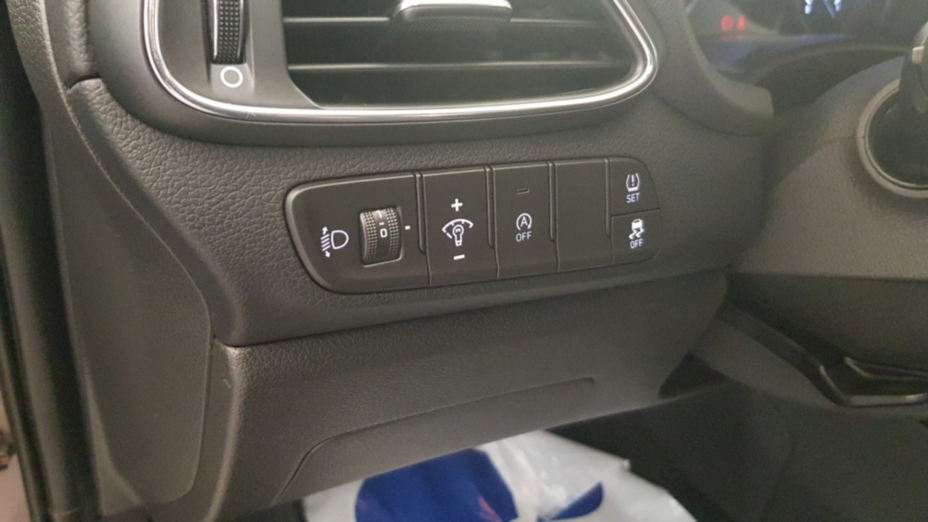 HYUNDAI i30 i30 1.5 DPI Classic +