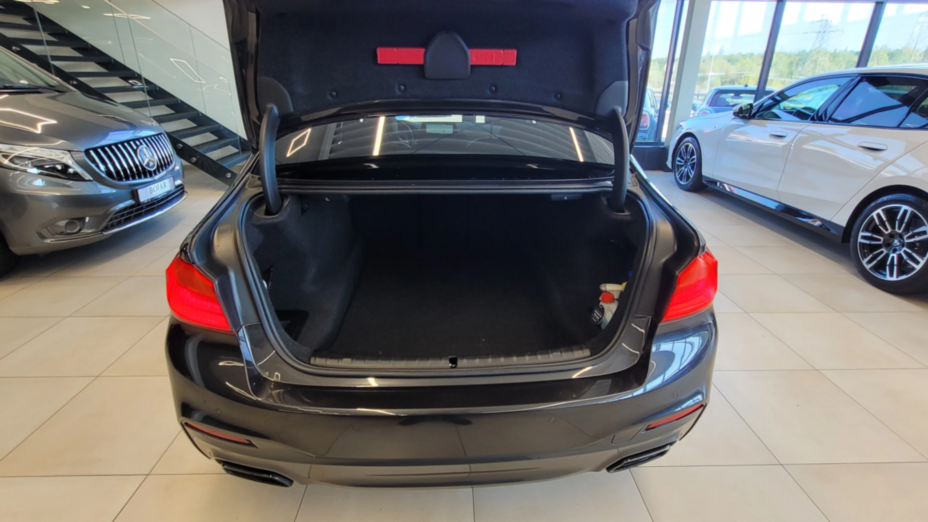 BMW Seria 5 M550i xDrive sport-aut