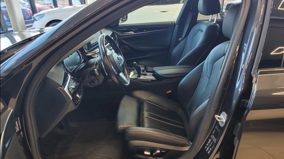 BMW Seria 5 M550i xDrive sport-aut
