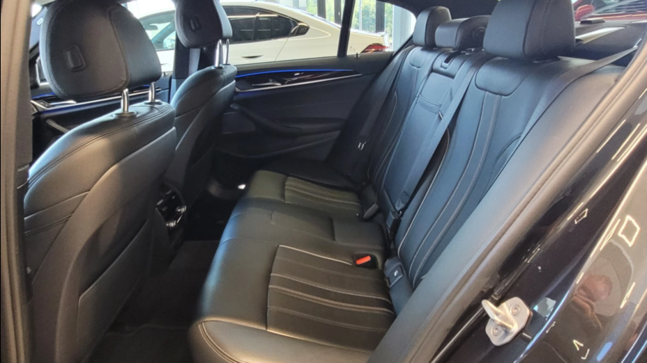 BMW Seria 5 M550i xDrive sport-aut