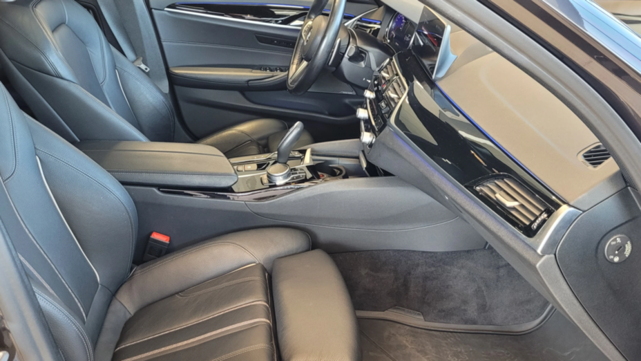 BMW Seria 5 M550i xDrive sport-aut