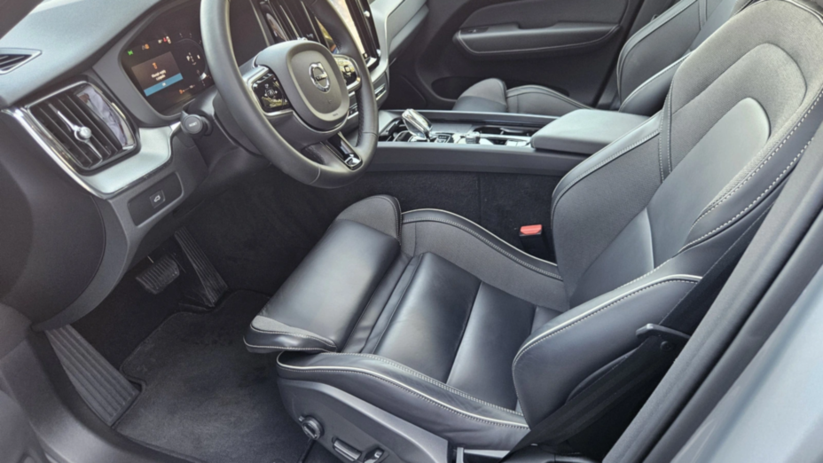 VOLVO XC60 XC60 B4 D AWD Plus Dark aut