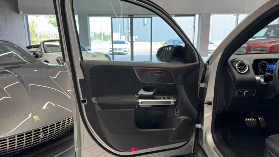 MERCEDES-BENZ GLB GLB 200 AMG Line 7G-DCT