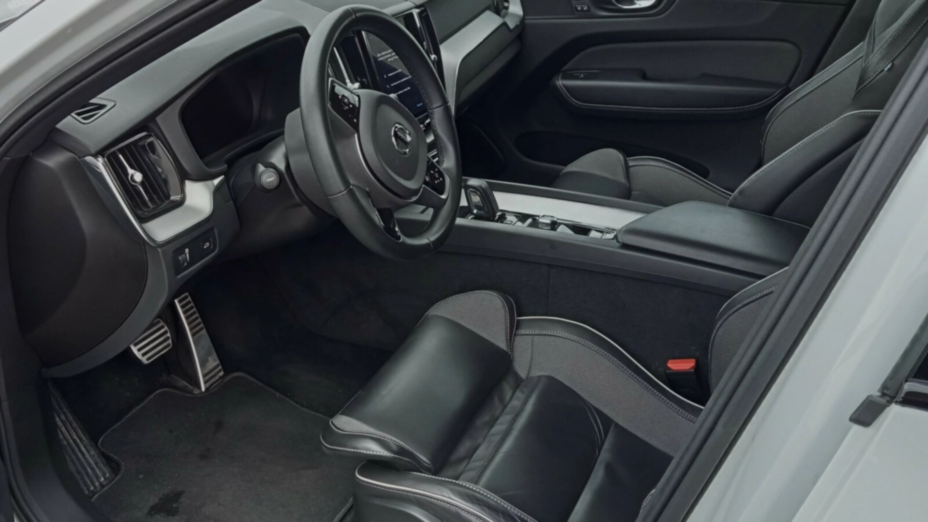 VOLVO XC60 XC60 B5 D AWD Plus Dark aut