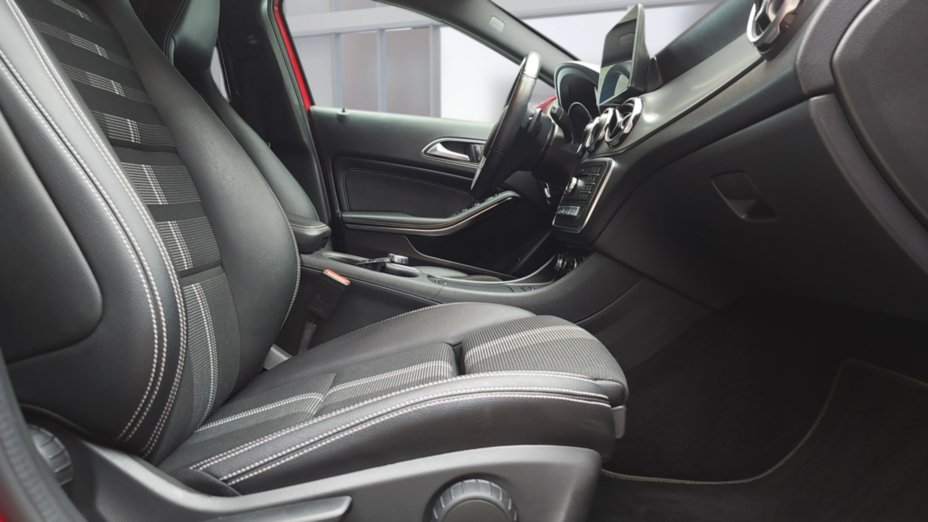 MERCEDES-BENZ GLA GLA 200 7G-DCT Urban