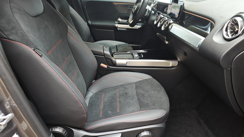MERCEDES-BENZ GLB GLB 200 mHEV AMG Line 7G-DCT