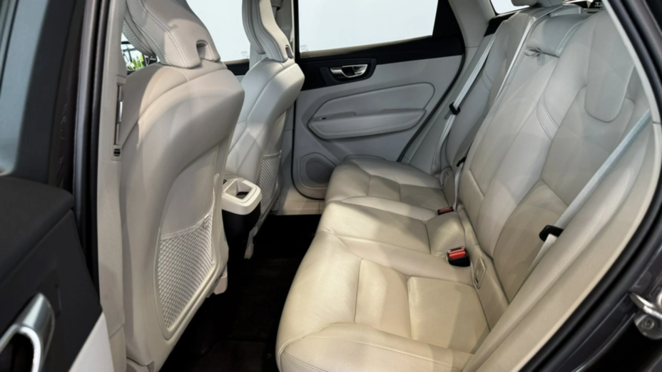 VOLVO XC60 XC60 B4 D AWD Essential aut