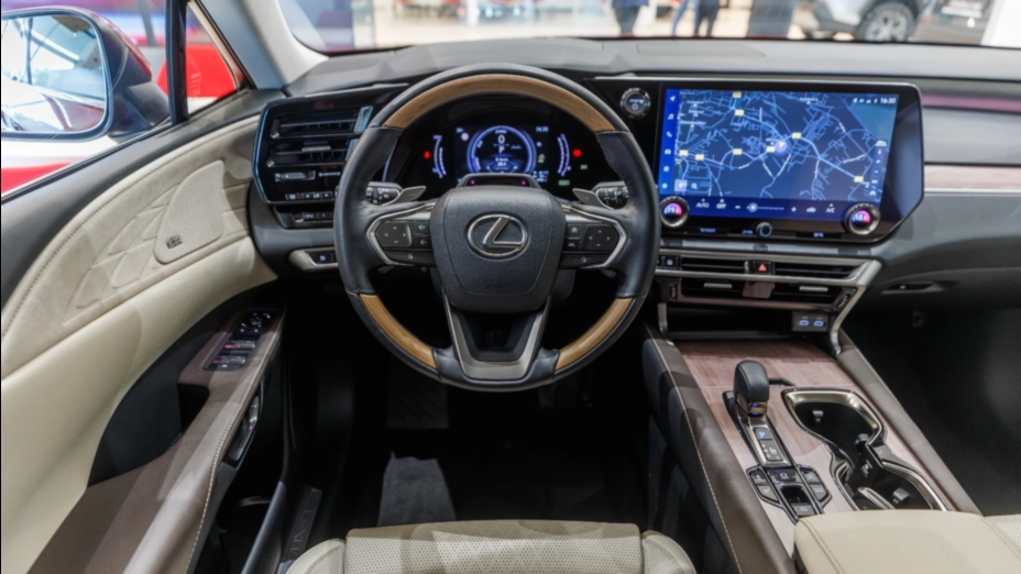 LEXUS RX RX 450h+ Omotenashi