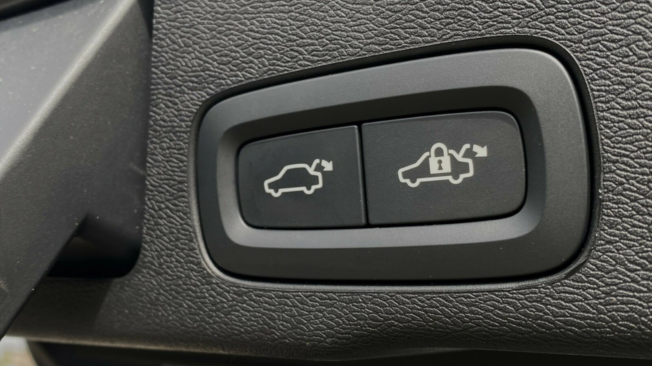 VOLVO XC60 XC60 T6 Plug-In Hybrid AWD Plus Dark aut