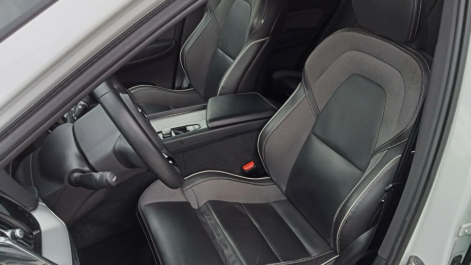 VOLVO XC60 XC60 B5 D AWD Plus Dark aut
