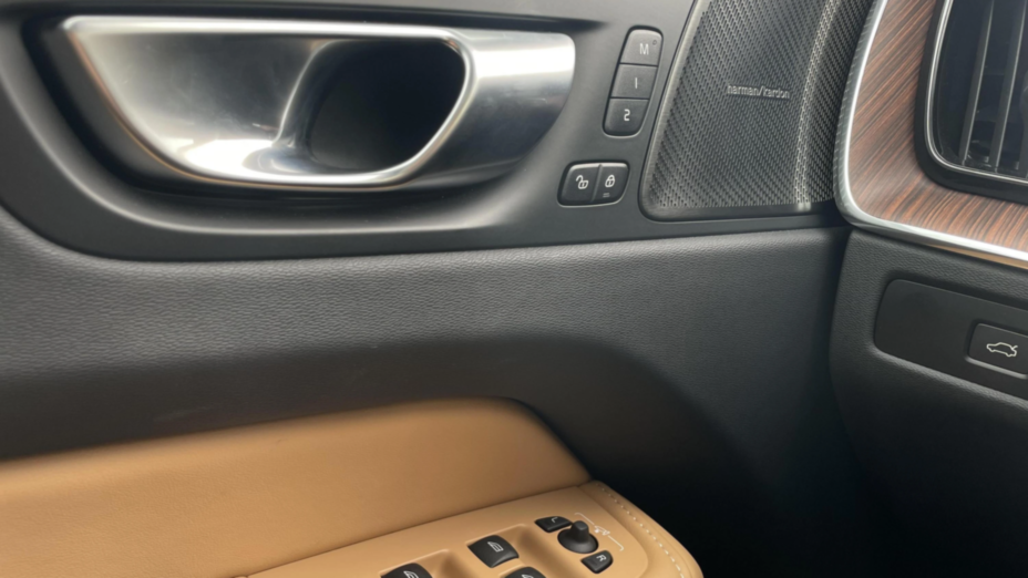 VOLVO XC60 XC60 B4 D AWD Ultimate Dark aut