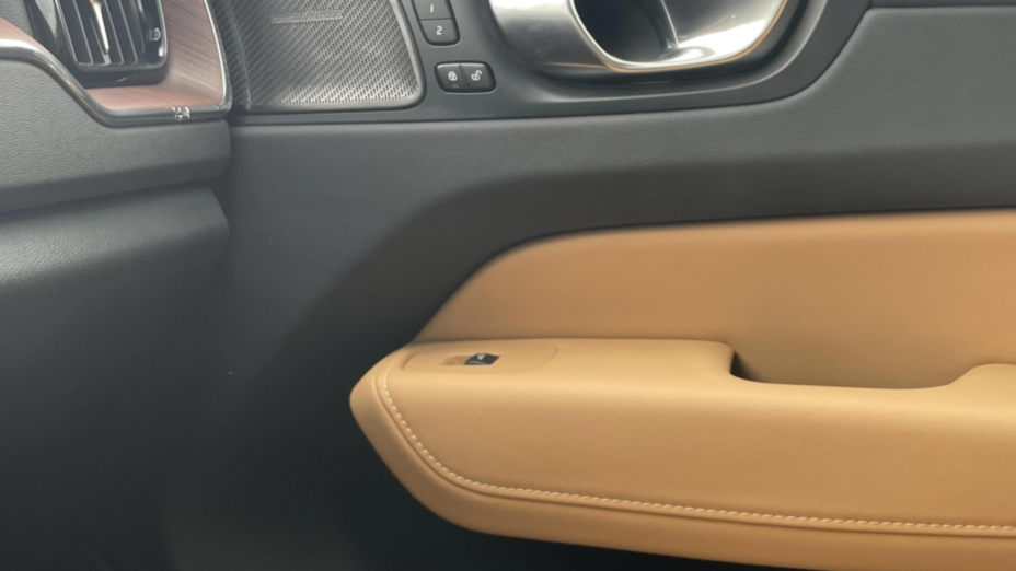 VOLVO XC60 XC60 B4 D AWD Ultimate Dark aut