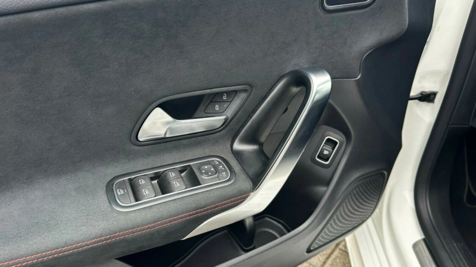 MERCEDES-BENZ CLA CLA 200 Progressive 7G-DCT