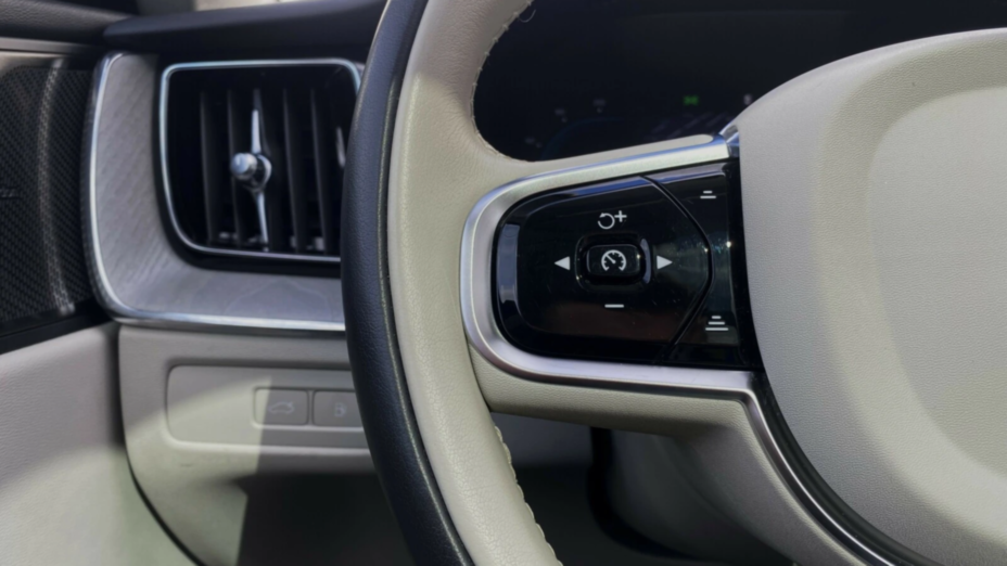 VOLVO XC60 XC60 T6 Plug-In Hybrid AWD Plus Dark aut