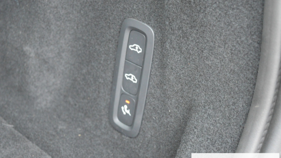 VOLVO XC60 XC60 T8 Plug-In Hybrid AWD Ultimate Black Edition aut