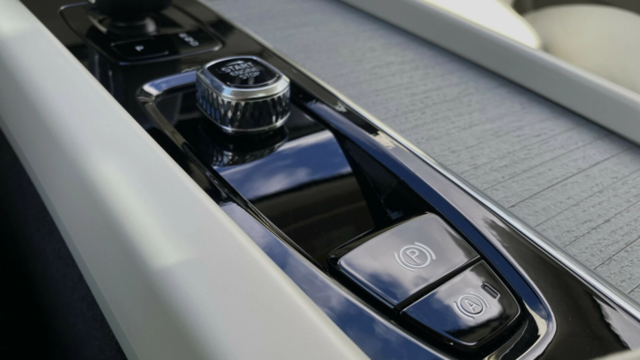 VOLVO XC60 XC60 T6 Plug-In Hybrid AWD Plus Dark aut