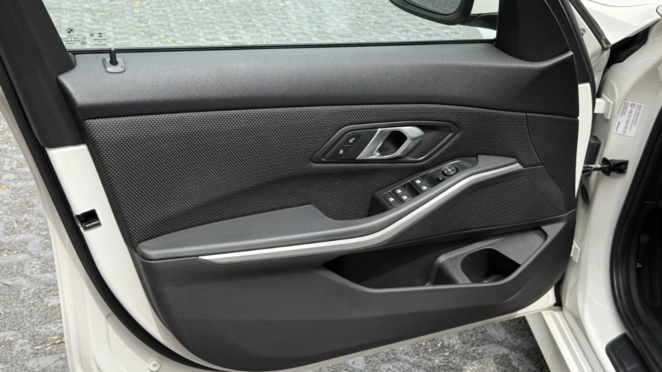 BMW Seria 3 318i Advantage aut