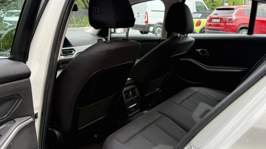BMW Seria 3 318i Advantage aut
