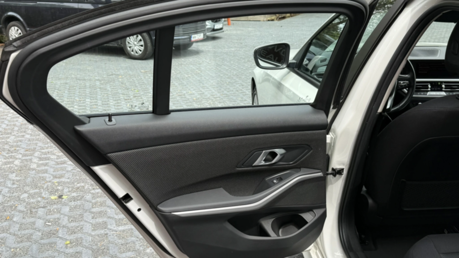 BMW Seria 3 318i Advantage aut