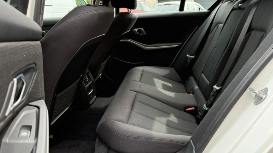 BMW Seria 3 318i Advantage aut
