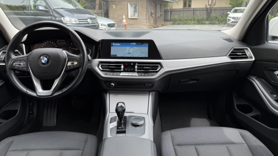 BMW Seria 3 318i Advantage aut