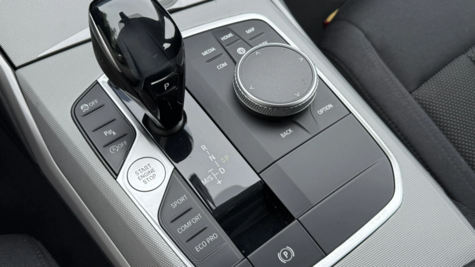 BMW Seria 3 318i Advantage aut